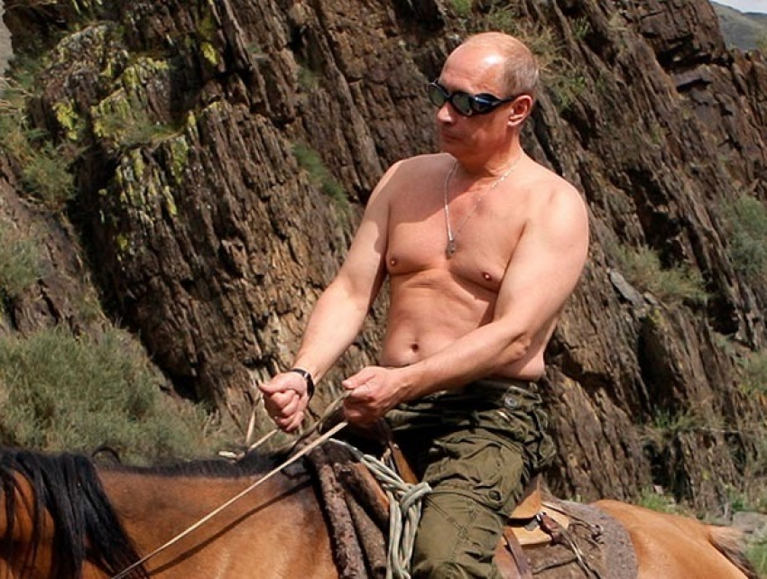 Путин о своих фото с голым торсом: «Не считаю необходимым прятаться за кустами»