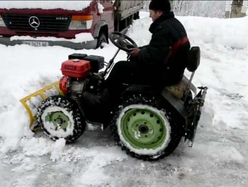 Честный труд нынче в цене: в Молдове предлагают услуги по уборке снега