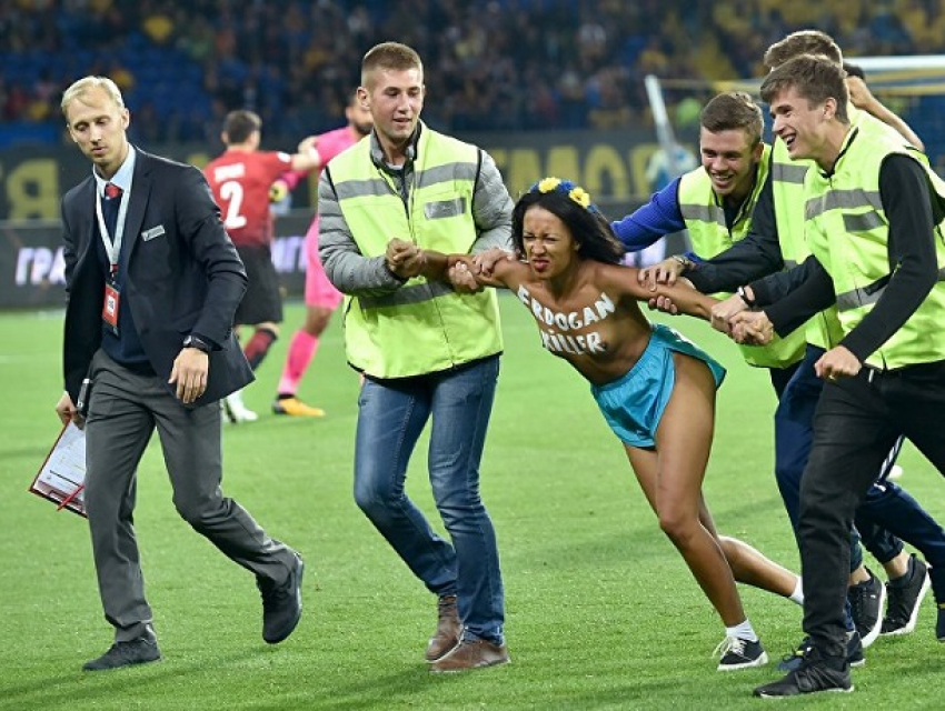 Негритянка с обнаженной грудью выбежала на поле во время футбольного матча Украина  - Турция