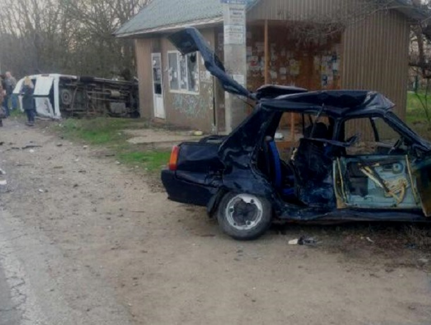 Смертельное столкновение пассажирского микроавтобуса с «чудом украинского автопрома» произошло под Одессой