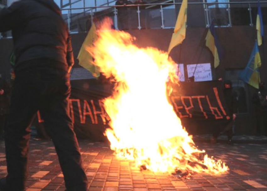 Казнь у консульства России: в Одессе обезглавили и сожгли «оккупанта»