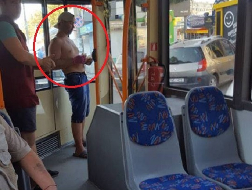 Парень с обнаженным торсом и сигаретой в зубах шокировал пассажиров столичного троллейбуса