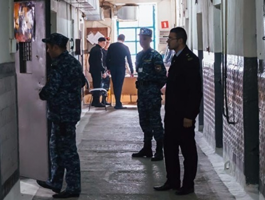 Правительство Молдовы повысило зарплату тюремщикам