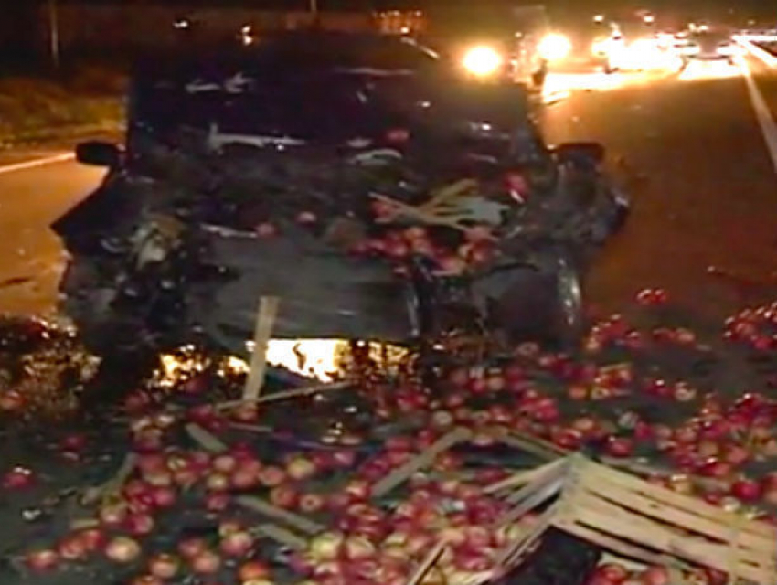 Необычную автокатастрофу сняли на видео: люди и яблоки пострадали в Криулянском районе