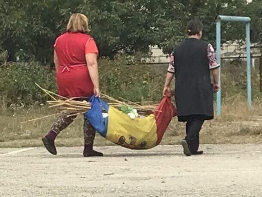 Две женщины совершили надругательство над государственным флагом Молдовы