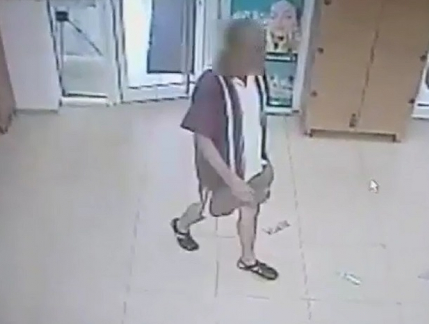 Серийный потрошитель шкафчиков для вещей в столичных магазинах попался на видео