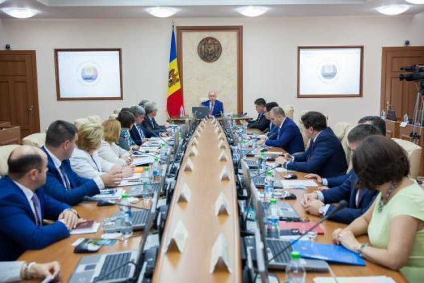 Партия социалистов инициирует вотум недоверия правительству Филипа