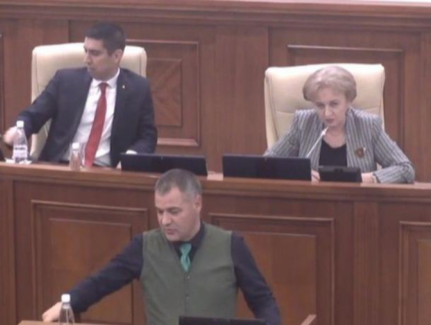 Депутат Октавиан Цыку устроил скандал в парламенте, требуя слова