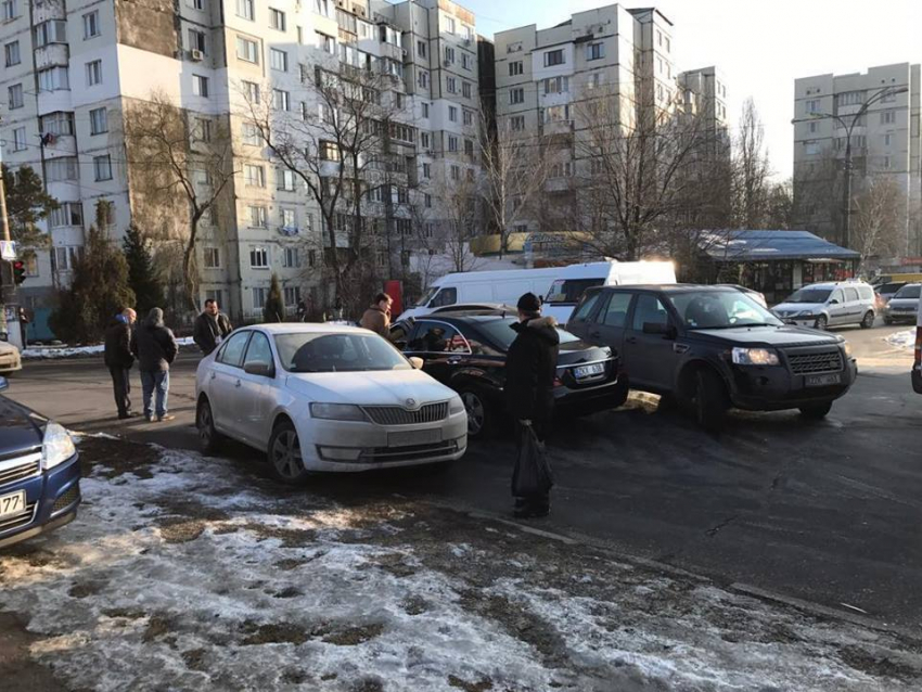 В аварии в Кишиневе пострадали 4 автомобиля
