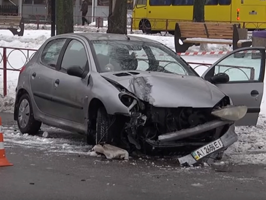 Пьяная девушка сбила двух человек на зебре под Киевом: одна жертва погибла 