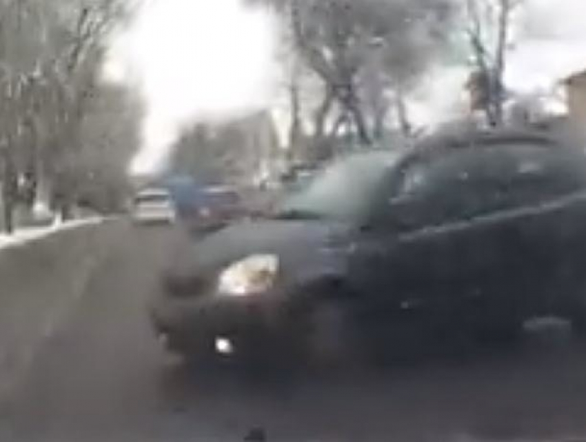 Чудовищный маневр девушки за рулем малолитражки заставил столичного водителя совершить рискованный «полет» на тротуар