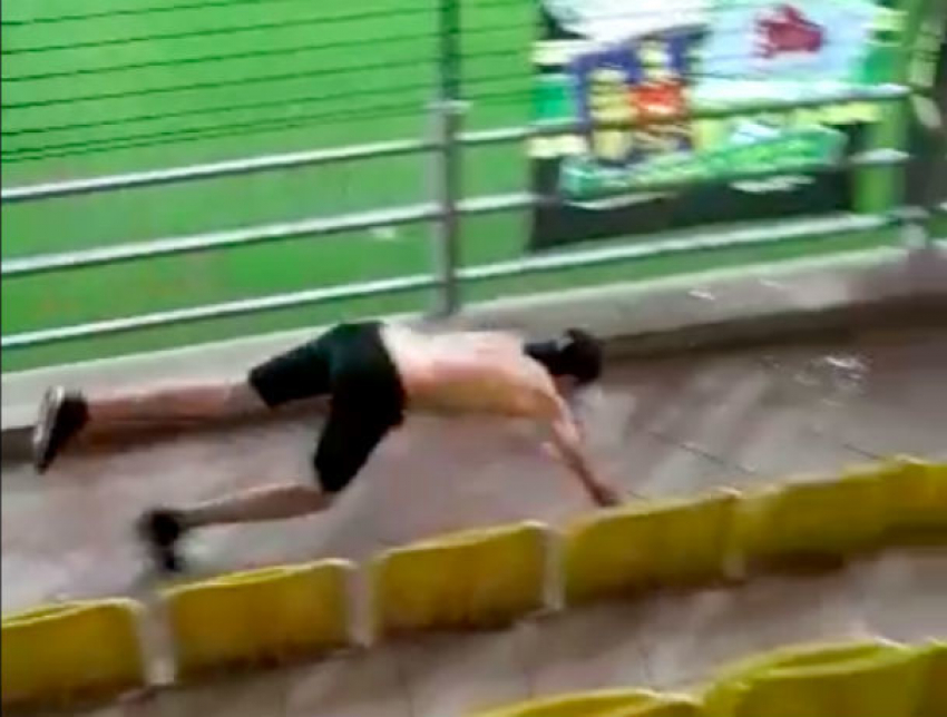 Курьезный «заплыв» ликующих фанатов «Зимбру» на стадионе сняли на видео
