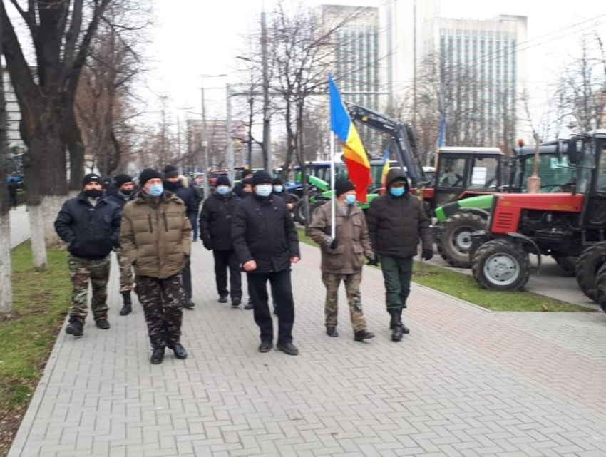 Комбатанты и «фермеры» стекаются в центр Кишинева – сегодня им помогут и маршрутчики