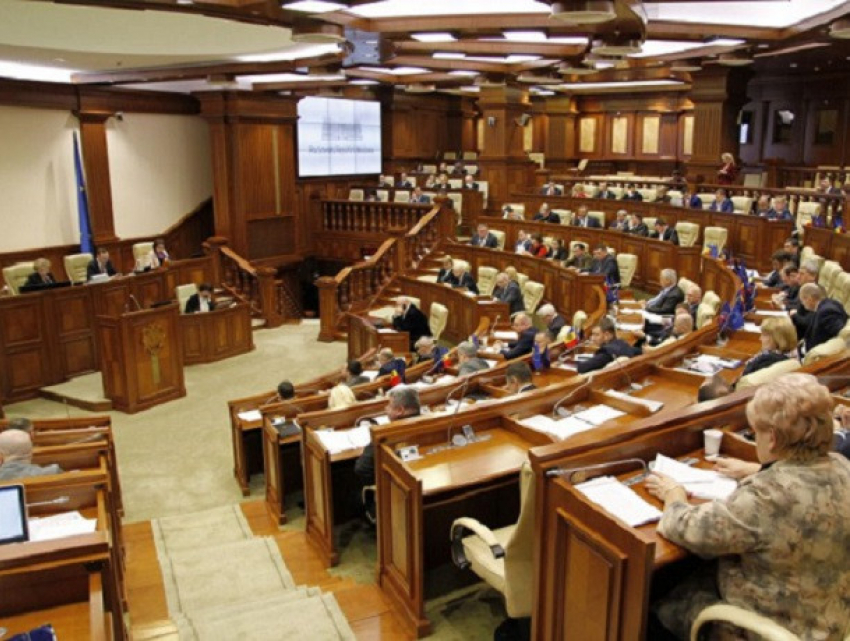 Тема с вакцинами спровоцировала жаркие дебаты в молдавском парламенте