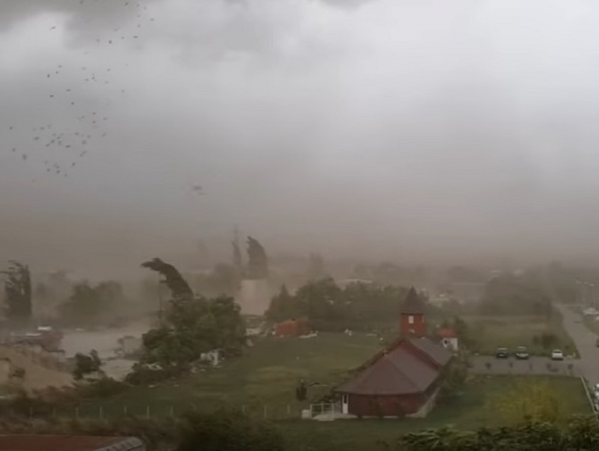 Смертельный ураган,  совершивший многочисленные разрушения в Румынии, сняли на видео