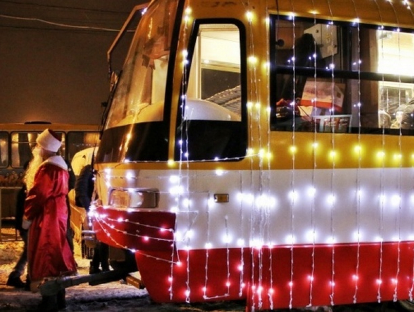 Парад рождественских трамваев с колядками и подарками прошел в Одессе