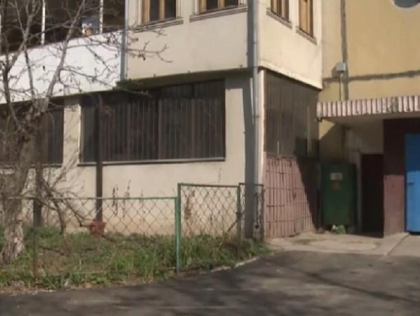 На Скулянке предприимчивый автолюбитель построил гараж прямо на первом этаже девятиэтажки 