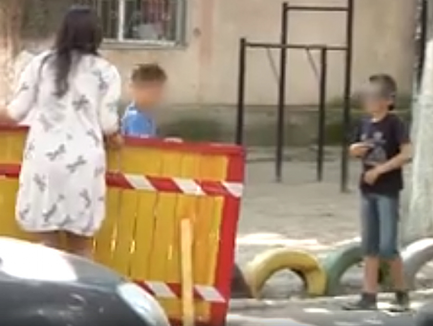 Вымогательство денег с водителей устроили одесские дети за проезд через свой двор