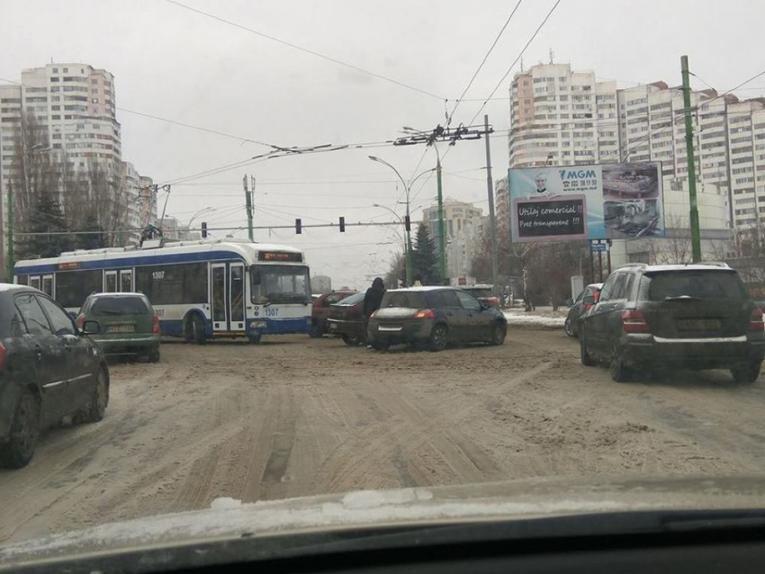 Аварийное утро: в первой половине дня в Кишиневе и пригородах произошло не менее 6 ДТП