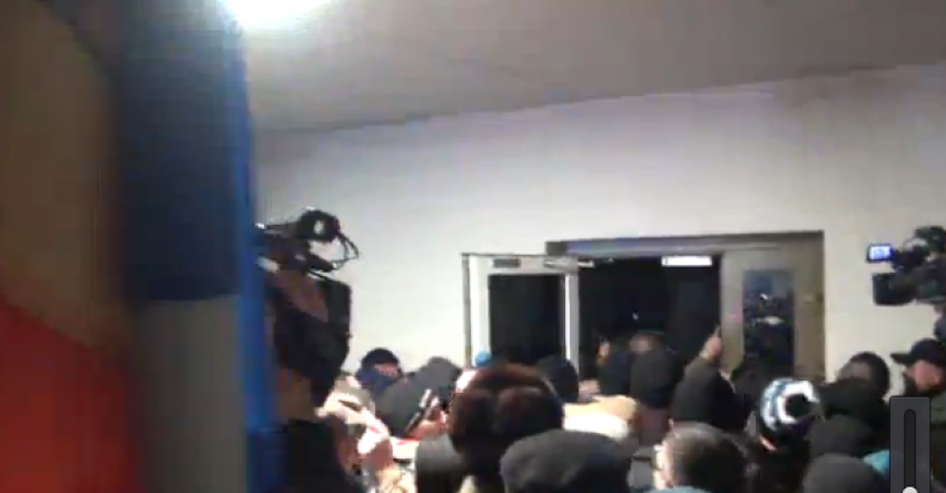 Протестующие вскрыли дверь и заходят в здание парламента
