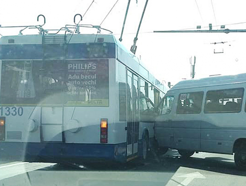 Микроавтобус врезался в салон троллейбуса в Кишиневе: пострадал пассажир