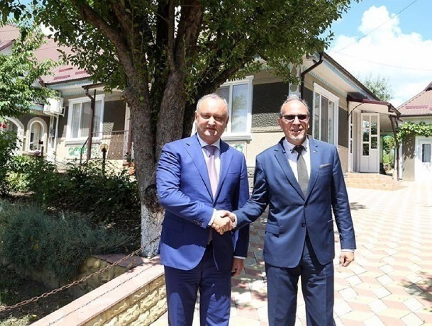 Посол Румынии назвал честью для себя посещение дома Игоря Додона