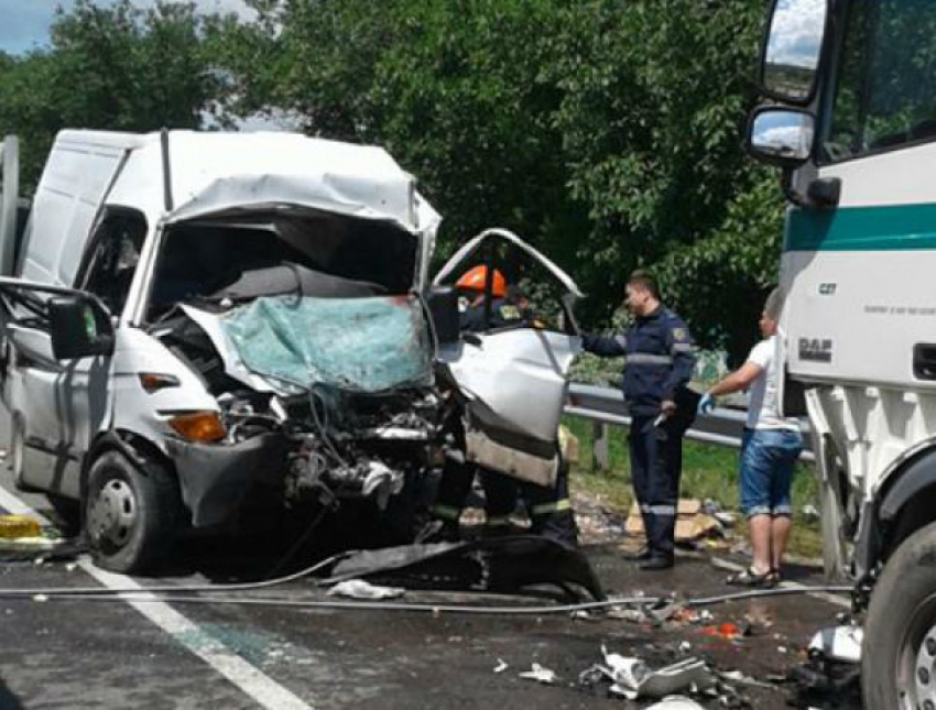 Водитель фургона погиб, а пассажир получил ранения в жутком ДТП с грузовиком в Чимишлии
