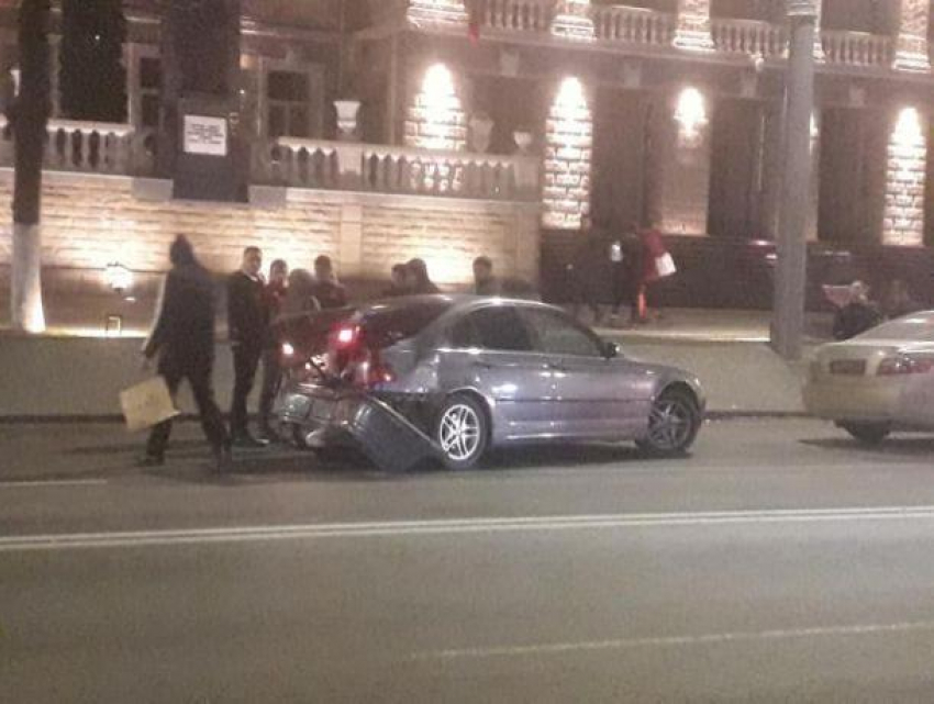 В центре города авария с участием BMW, нарушено дорожное движение