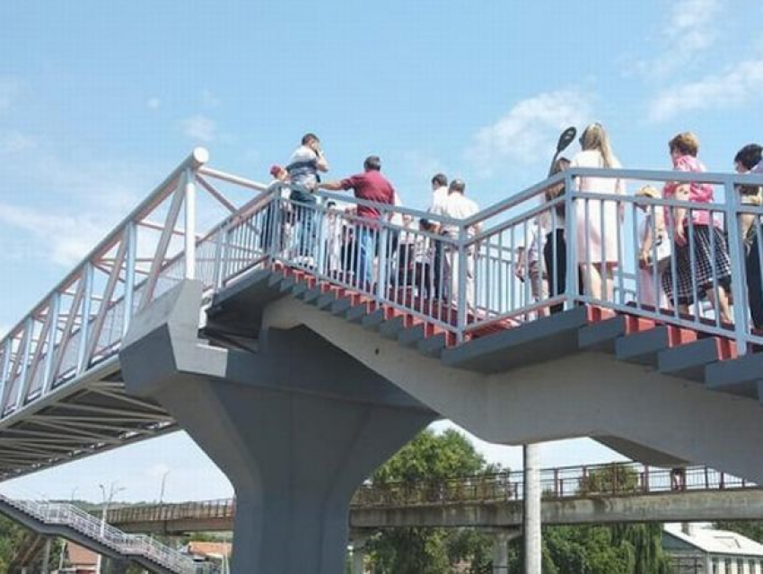 В Страшенах торжественно открыли обновлённый мост над железнодорожными путями