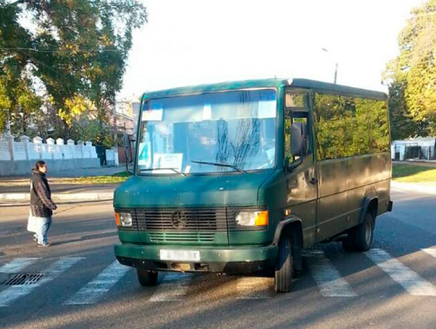 Пенсионеру не повезло: в Бендерах его сбила маршрутка