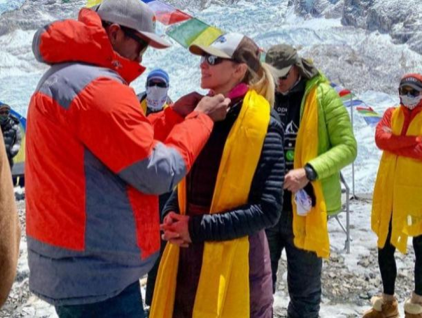Задумавшая покорить Эверест гражданка Молдовы упорно идет к цели - она уже на высоте в 5 500 метров