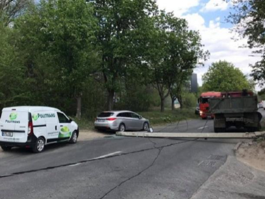 Авария на Петриканах - упавший столб раздавил автомобиль и перегородил трассу