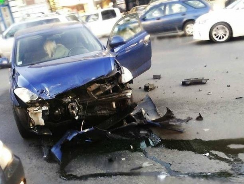 Женщина-полицейская получила тяжелые травмы при столкновении автомобилей в центре Кишинева