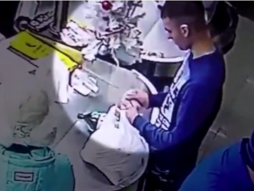 Молодой парень в Бельцах прихватил чужой кошелек и попал на видео