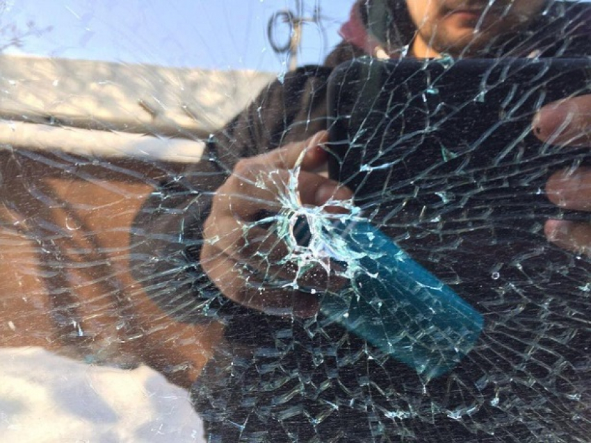 На Чеканах неизвестный одиночка обстреливает машины из пневморужья