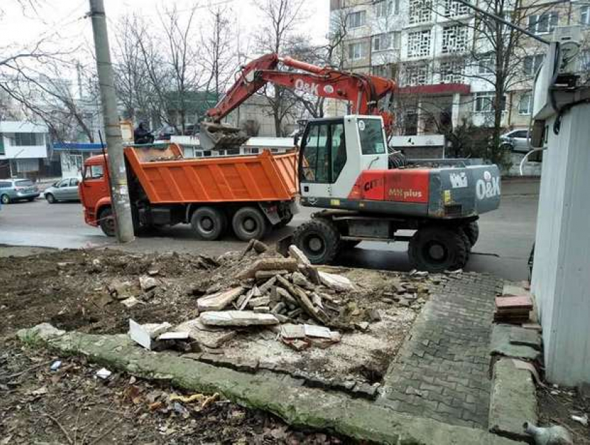 В Кишиневе продолжается демонтаж незаконных строений