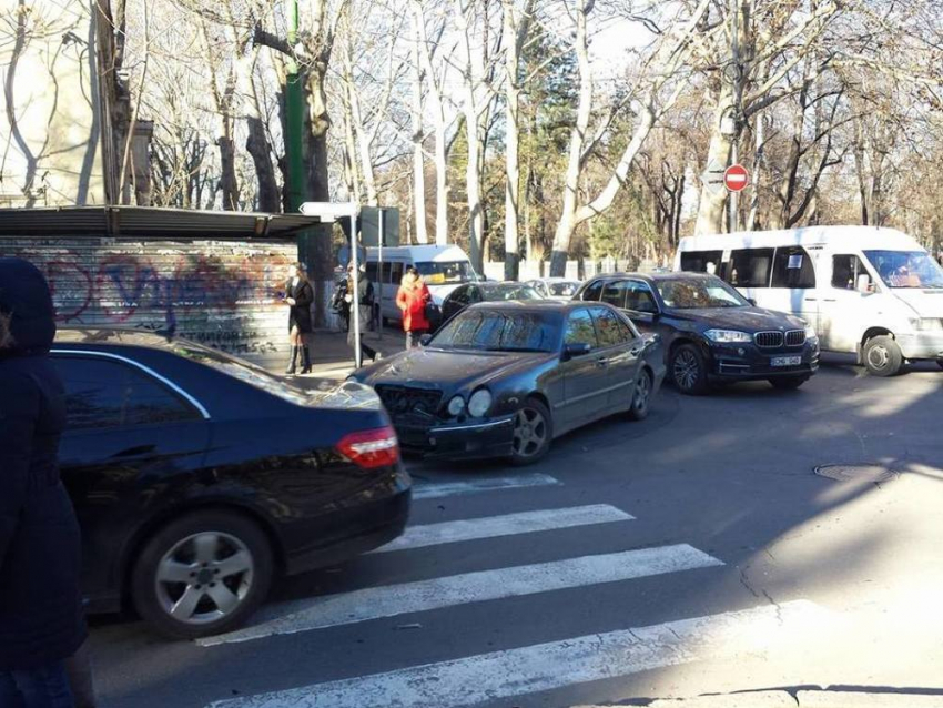 В центре Кишинева два автомобиля столкнулись и образовали пробку на дороге