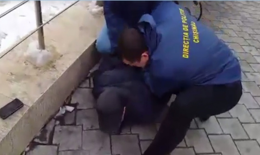 В Кишиневе посреди улицы задержали грабителя, избившего ранее пожилого человека