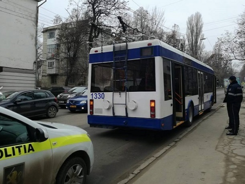 В Кишиневе хулиганы  разбили троллейбус в центре города