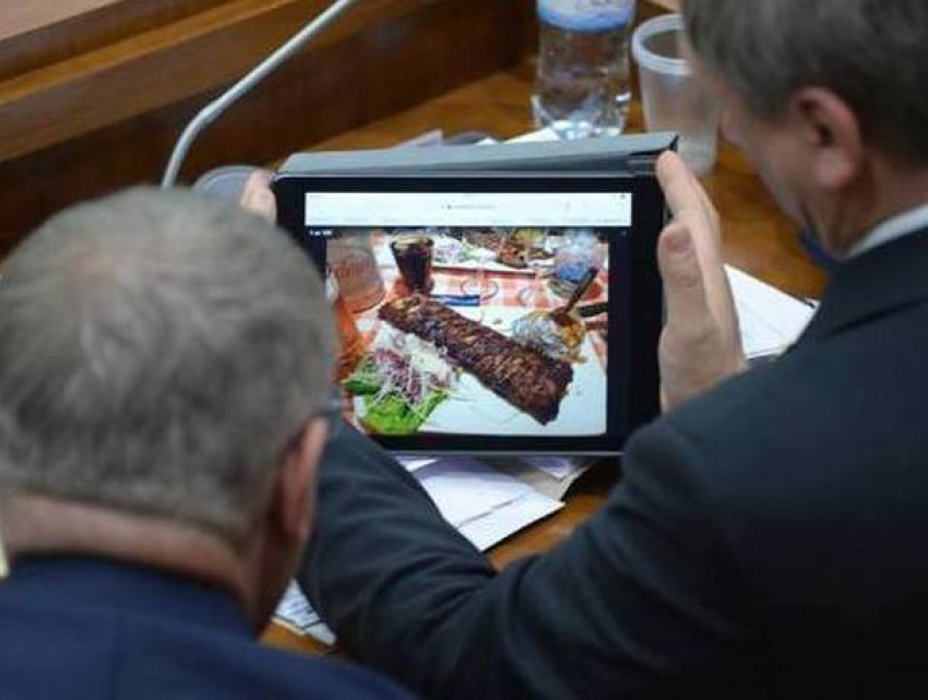 Поймали на горячем: депутаты парламента на заседании жадно «поглощали» прожаренное мясо