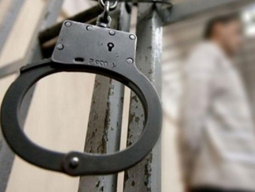 Мужчины и девушки, изнасиловавшие несовершеннолетнюю в Яловенах, получили 30 суток ареста