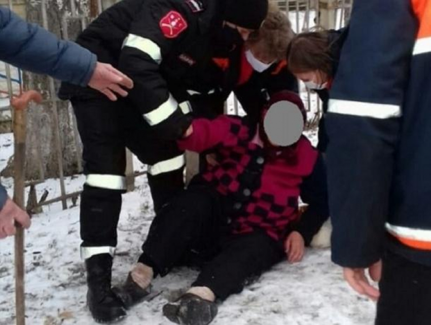 Карабинеры помогли женщине в Бельцах, которая упала на льду и получила травмы
