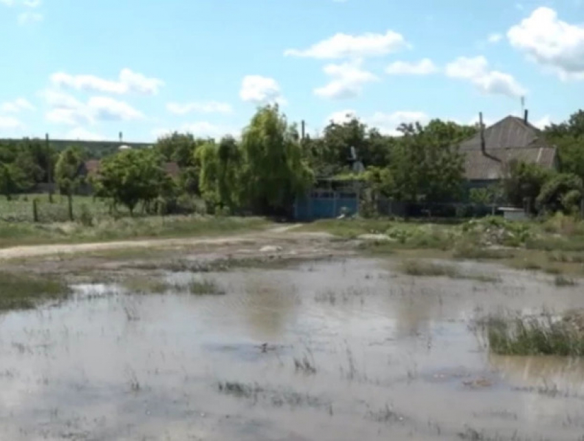 Ребенка едва не смыло водой после ливня в селе Пухой 