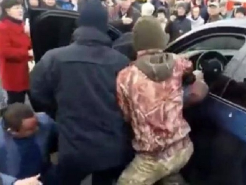 Самосуд киевлян над блокировавшим проезд трамвая водителем BMW попал на видео