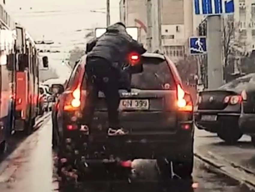 Мужчина попытался остановить джип в центре Кишинева и уехал на нем, держась за крышу