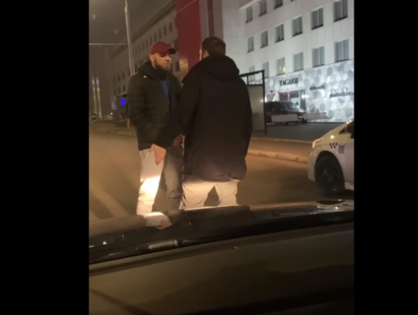 В Кишиневе неадекват бросался под колеса машин с криками «убей меня»