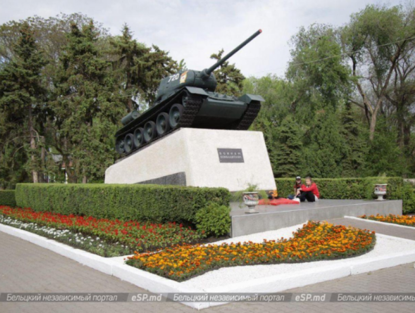 В Бельцах вандалы накануне Дня Победы испоганили Мемориал Воинской славы
