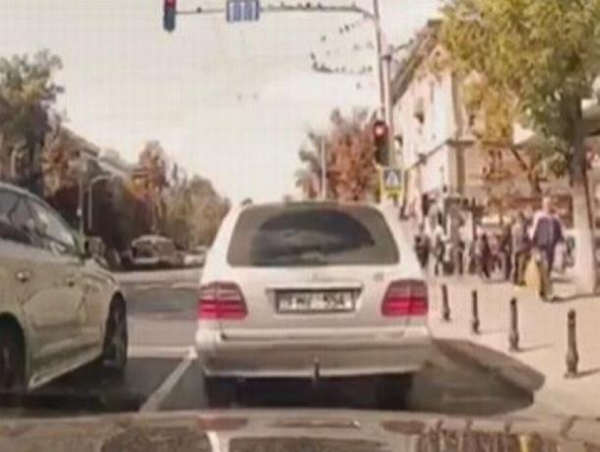 В Кишиневе водитель Mercedes проехал на красный свет светофора, за что тут же был наказан