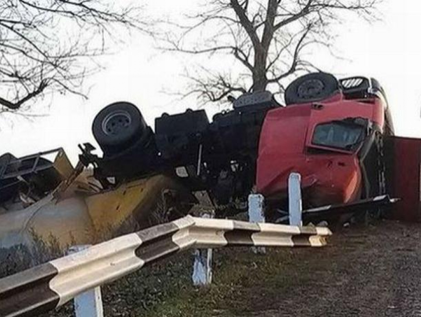 В Резинском районе перевернулся тягач с прицепом, водитель чудом не пострадал