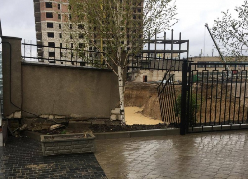 На улице Алба-Юлия рухнул забор, ограждавший стройку